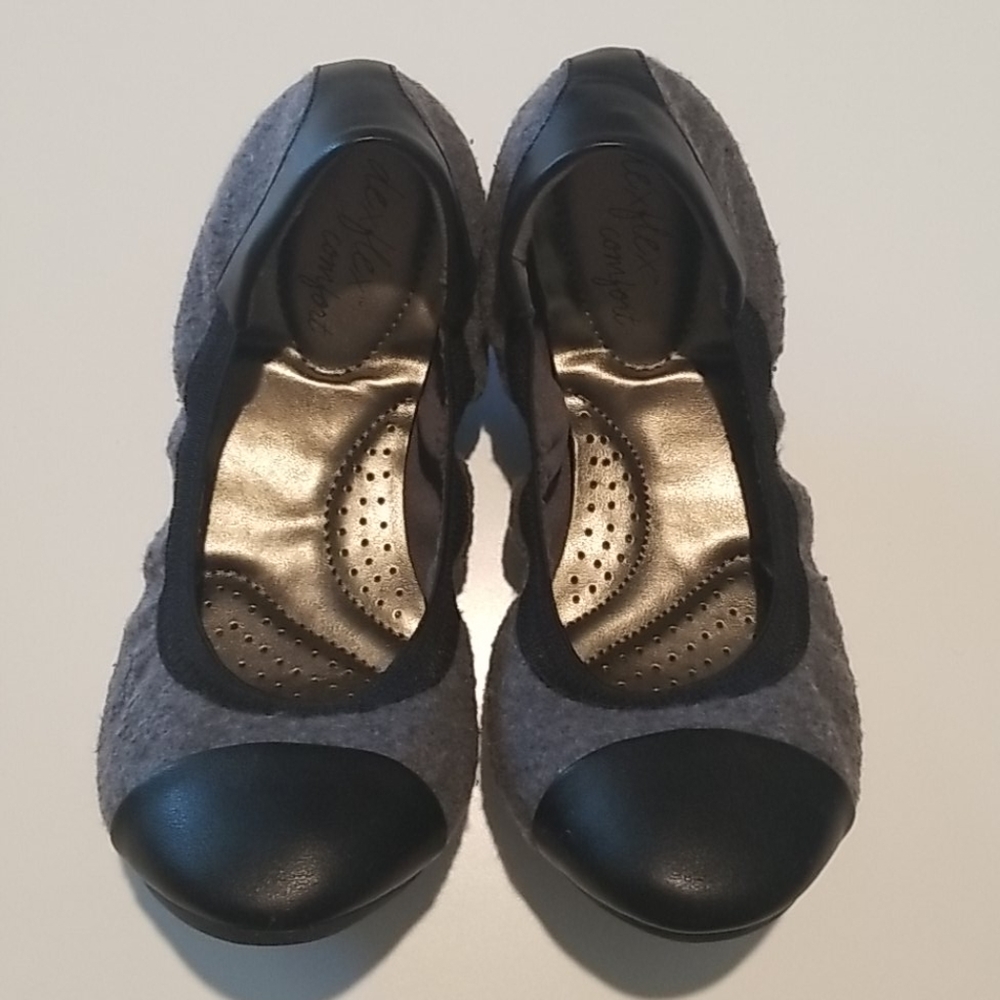 Black and grey stretchy flats